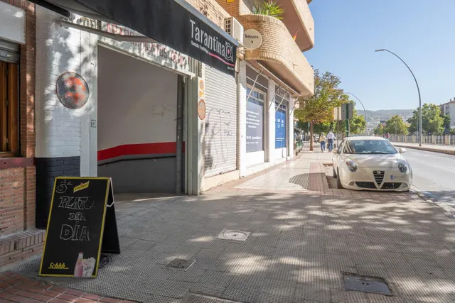 Plaza de garaje cerrado con estanterías en parque Genil cerca de Hospital La Inmaculada — 30