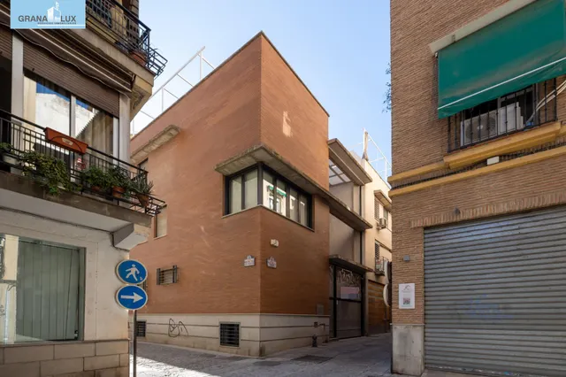 Casa exclusiva junto a Acera del Darro. Pleno centro de Granada. Seminueva y con ascensor propio — 2