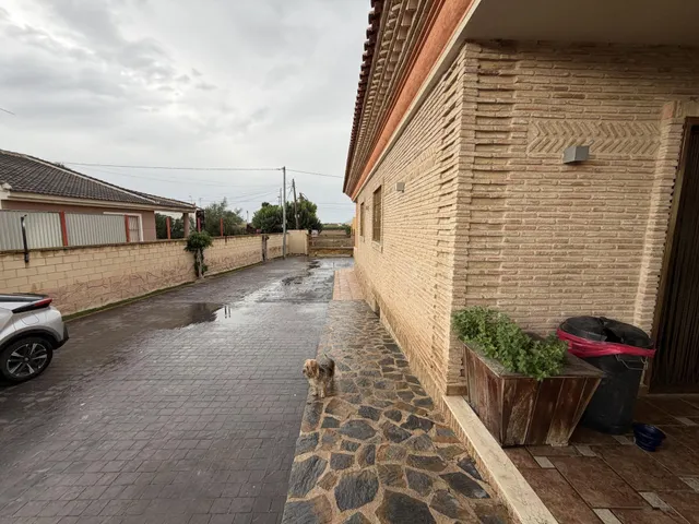 Chalet independiente con 400 m2 construidos, gran parcela y garaje — 46