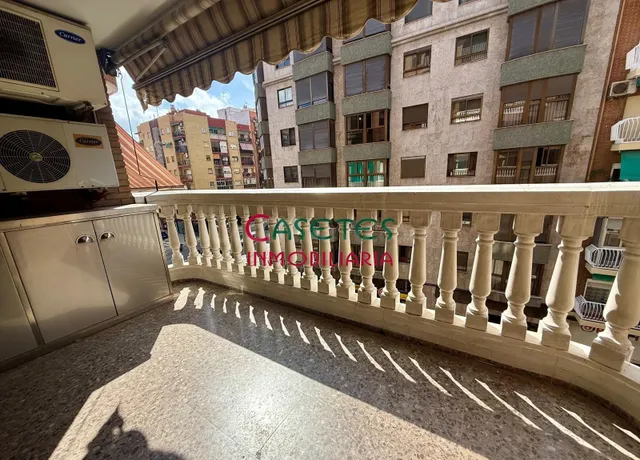 AMPLIA VIVIENDA CON PLAZA GARAJE DOBLE-CERRADA.