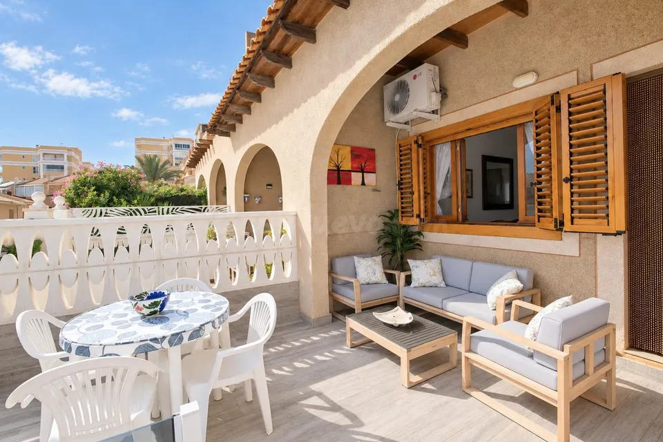 Bungalow adosado de tres plantas con vistas al mar