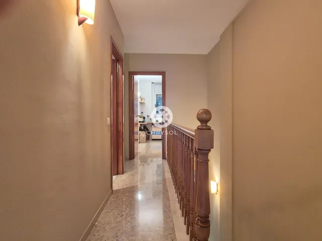 Dúplex con encanto de casa independiente, 4 dormitorios y terraza de 20 m2. — 30