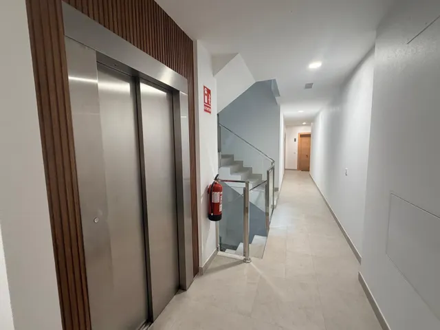 ¡Abre la puerta a tu nuevo hogar! Amplia terraza, garaje y totalmente amueblado — 13