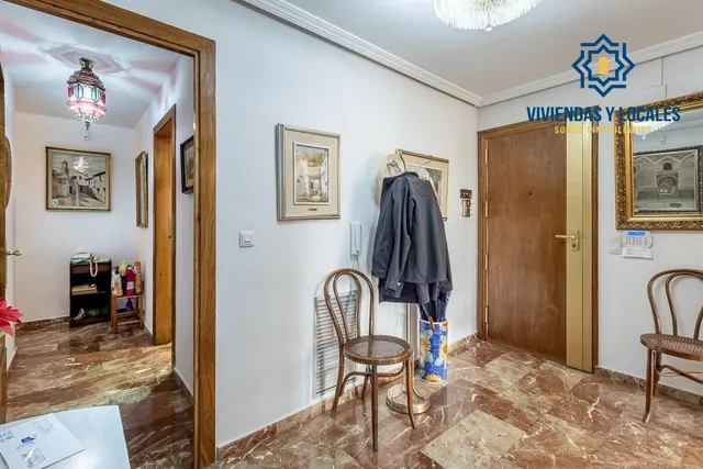 Pisazo en paseo del salón - Granada — 38
