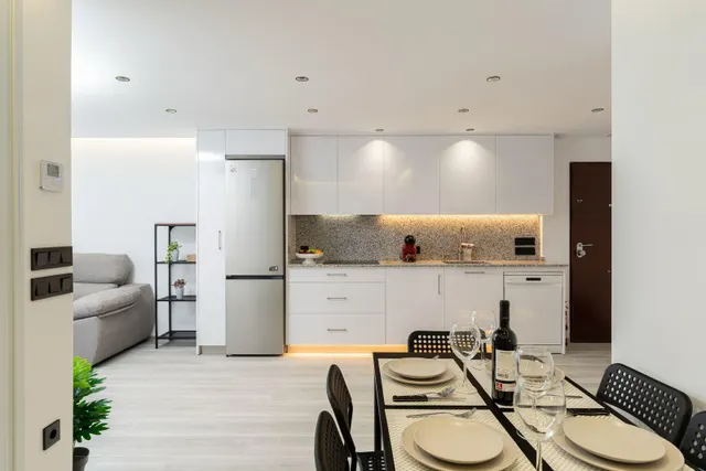Exclusivo Piso Totalmente Reformado con Terraza en el Centro de Estepona — 6