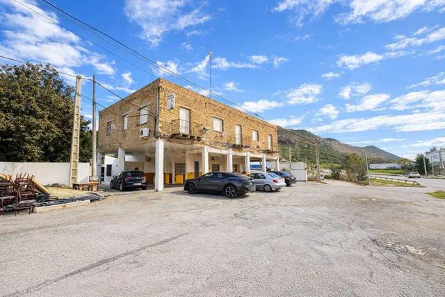 Edificio con restaurante, vivienda, piscina y gran jardín – 