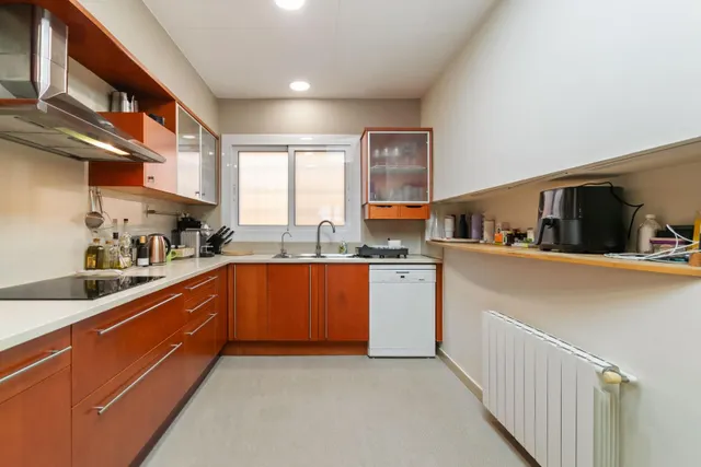 Casa adosada impecable de 4 dormitorios, placas solares y excelente ubicación en Empuriabrava. — 25