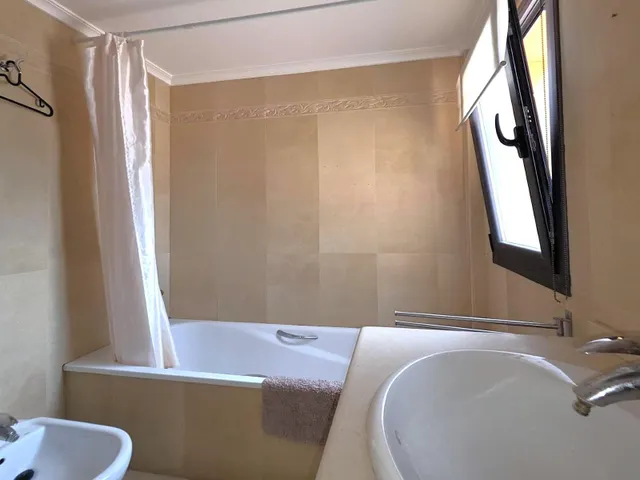 Magnífica y espaciosa casa adosada de 4 plantas (aprox. 176 m2). Varias terrazas y gran zona de piscina comunitaria. Cerca de campos de golf, La Zenia Boulevard, y a poco más de 5 km de las playas. — 50