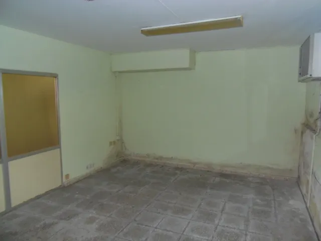 LOCAL ACONDICONADO  DE 400MTRS NECESITA REFORMAS SE DA CARENCIA, BIEN SITUADO  ES PLANTA SEMI SOTANO, CON OFICINAS Y BAÑOS, ZONA LA PAZ — 8