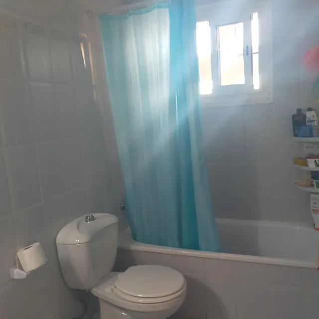 Piso de 3 dormitorios con cocina-comedor abierta y barra americana — 6