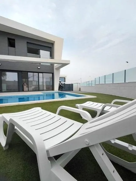 ALTO STANDING - Se vende bonita y amplia VILLA CON SOTANO Y PISCINA PRIVADA, 300 metros de parcela.- — 6