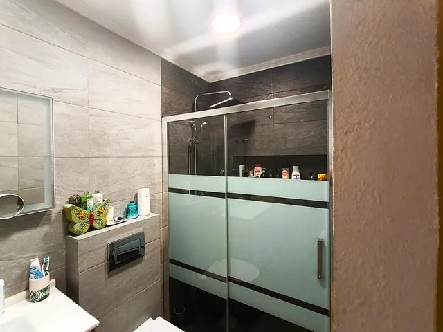 Se vende un Apartamento Atico con Terrasa acristalada, con 2 dormitorios y 2 baños en centro de Torrevieja! — 17
