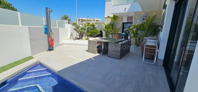 Villa Independiente de Lujo en Esquina con Piscina Privada y - foto 3