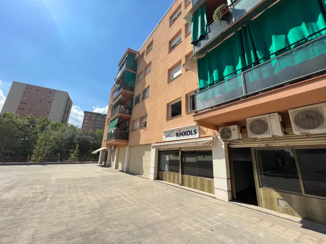 DESTACABLE Y PECULIAR LOCAL en VENTA o ALQUILER en Martorell. — 14