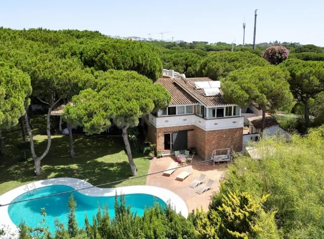 Chalet con amplia parcela en Artola - Marbella