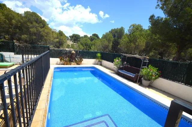 SE VENDE VILLA DE TRES DORMITORIOS CON PISCINA PROPIA EN FIN - foto 2