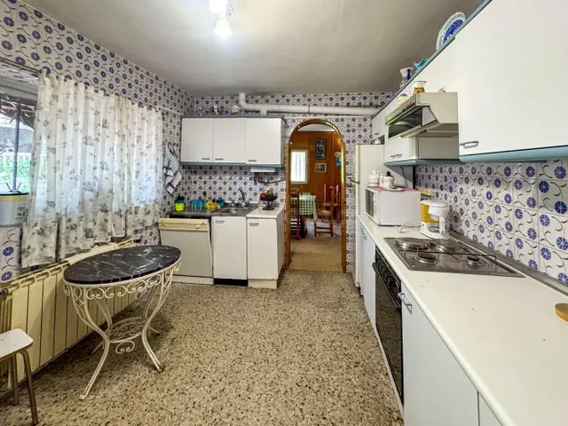 Chalet señorial con encanto, ascensor y gran bodega subterrá - foto 3