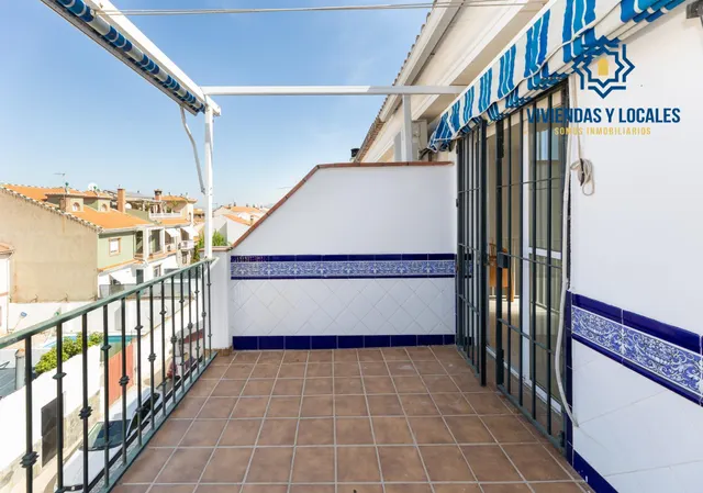 Vive en el corazón de Armilla: 4 dormitorios, patio, terraza y garaje — 18