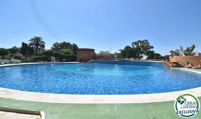Bonito apartamento en Roses con piscinas comunitarias y vistas abiertas — 8