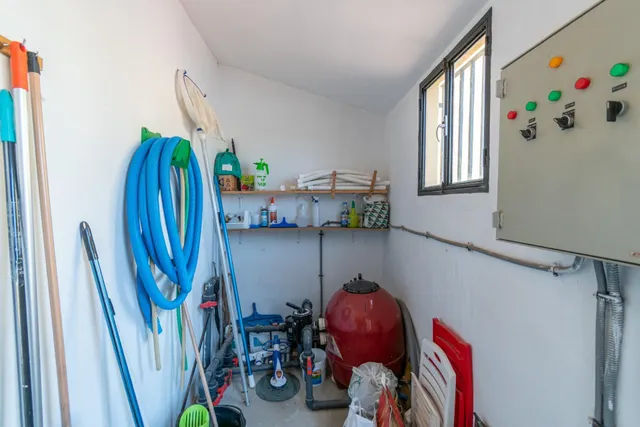 Casa de grandes dimensiones ubicada en la calle Duende, cerca de la Plaza del Conde Luque. — 48