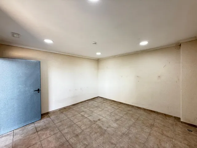 Nave Industrial en Alquiler de 330 m2 + 210 m2 de Patio | 540 m2 de Parcela — 18