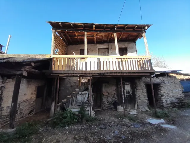 CASA DE PUEBLO PARA REFORMAR CON TERRENO EN VILLADEPALOS
