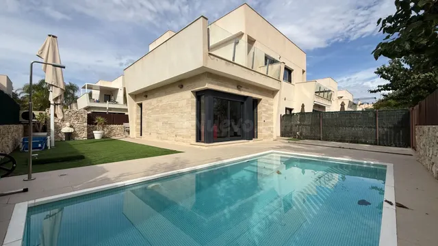 CHALET SEMINUEVO CON VISTAS AL MAR, PISCINA PRIVADA Y COCINA DE VERANO – LA TORRE DE LA HORADADA — 4