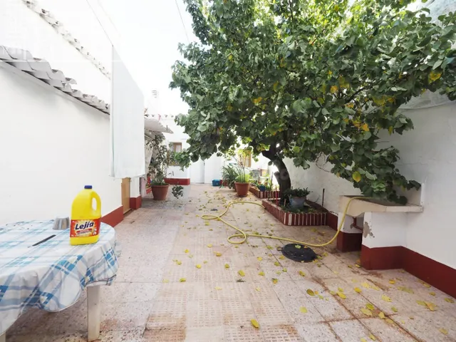 *Casa de dos plantas en pleno centro de Tomelloso junto a pl