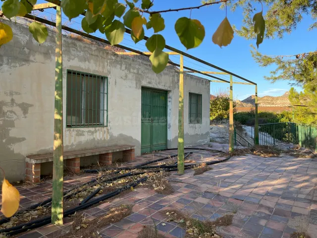 Casa con gran terreno en El Fenazar - foto 2