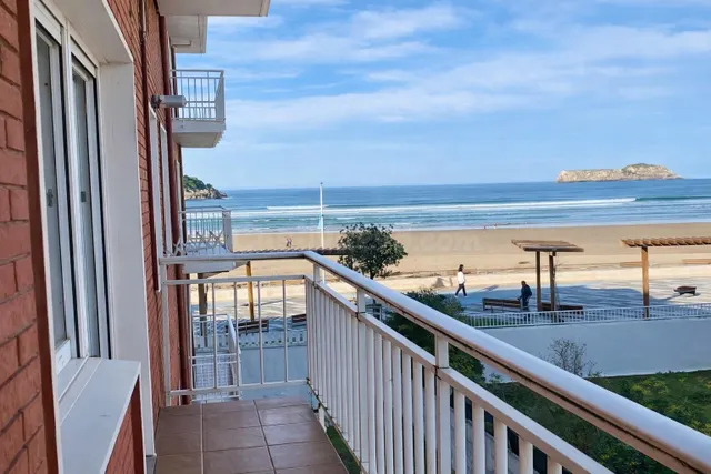 PISO EN PRIMERA LINEA DE PLAYA CON VISTAS AL MAR CANTÁBRICO - foto 2
