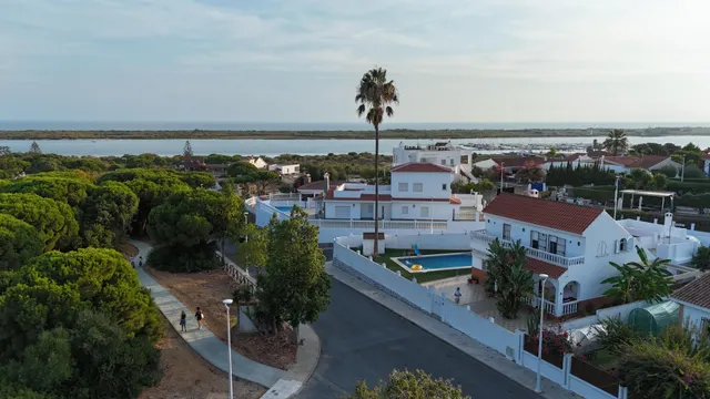 Chalet independiente de esquina con piscina y terraza con vistas al mar en El Rompido Cartaya, Huelva. — 39
