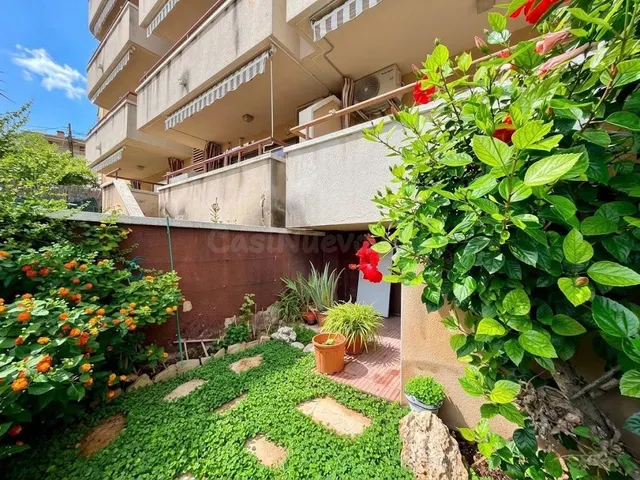 3 dormitorios, jardín, parking, piscina comunitaria. - foto 2