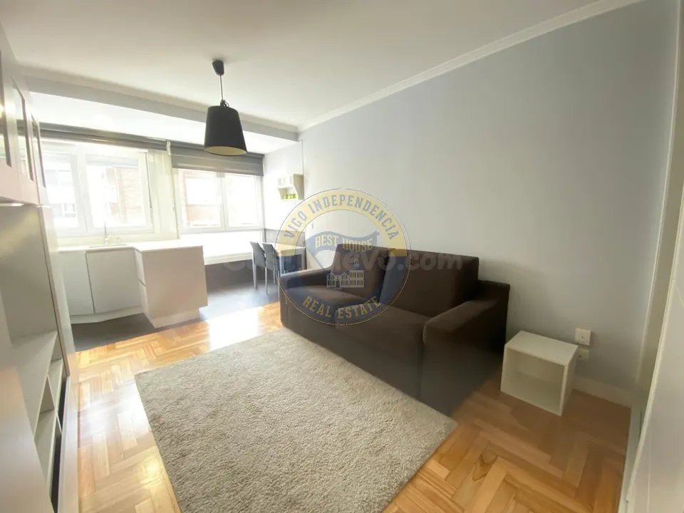 CÉNTRICO ESTUDIO AMUEBLADO DE 43 M2 CON TRASTERO. SÓLO SE PAGA LUZ