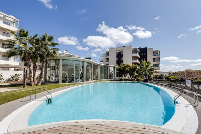 Amplio Apartamento en Esquina en Planta Baja con Terraza Acristalada y Jardín Privado en Green Hills — 10