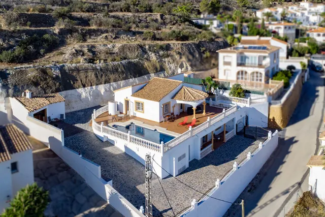 Villa 4 habitaciones 264m² en venta - Cucarres — 50