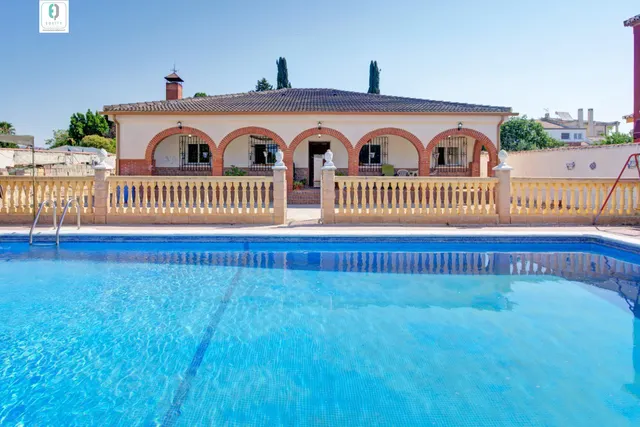 CHALET CON PISCINA EN CORTIJO PRETEL (ALBOLOTE) — 9