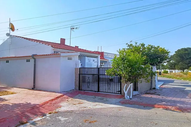 Bungalow reformado con 2 dormitorios, 1 baño y una amplia terraza frontal. Zona tranquila cerca de colegios y con buenas conexiones de transporte público. — 30