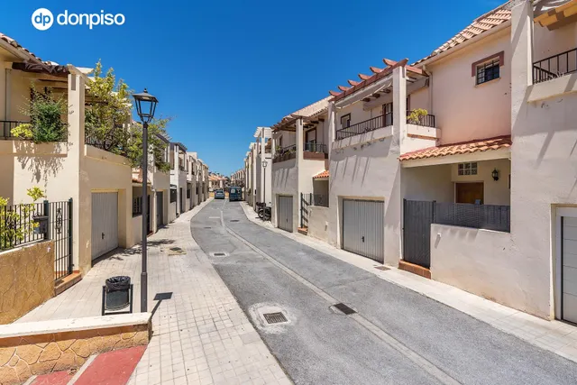 ADOSADA EN URBANIZACIÓN EN HUETOR VEGA — 48