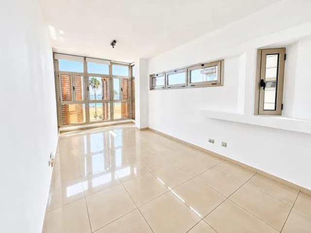 Vistas al mar, balcón y suite principal en León y Castillo — 3