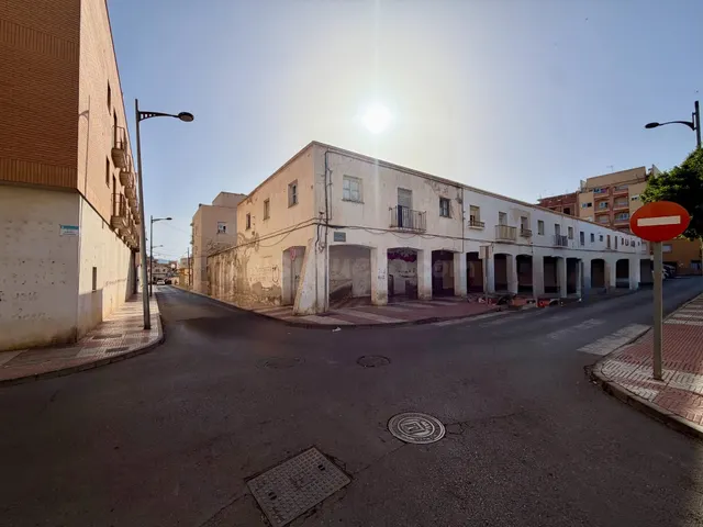Edificio singular con local comercial, dos viviendas y almac