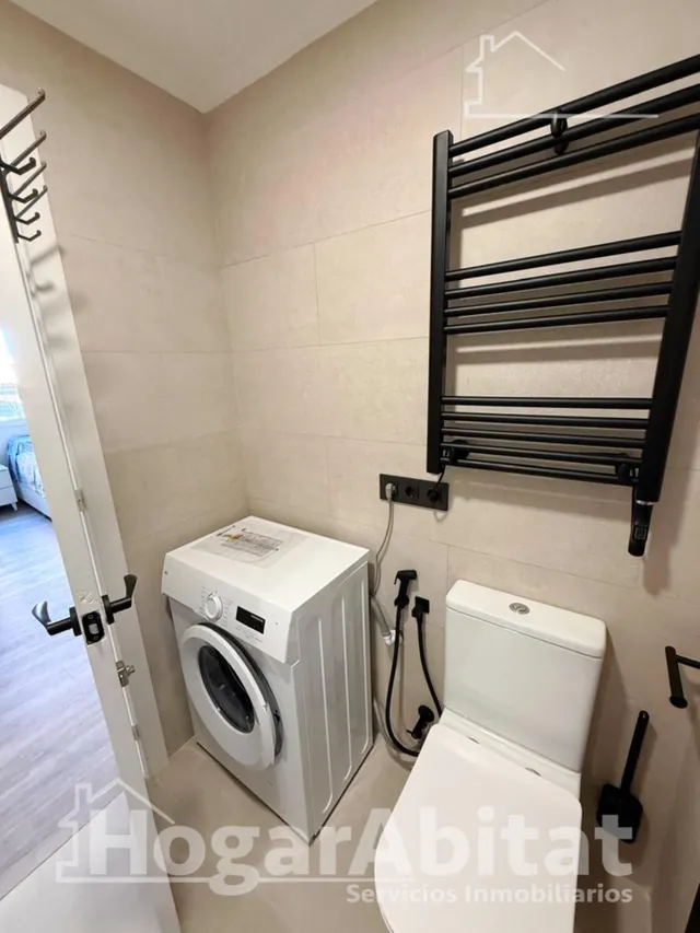Disfruta del sol y la brisa del mar en este piso reformado con piscina, terraza y parking junto a la playa — 23