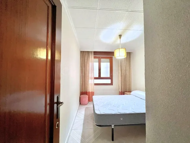 Amplio apartamento (aprox. 90 m2 - 2.ª planta) en primera línea de Playa del Acequión. Gran balcón con vistas al mar (suroeste), piscina comunitaria, cerca del centro, y directamente en la playa. — 15