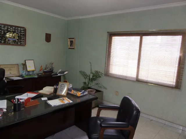 LOCAL COMERCIAL DE MAS DE 300 M2 — 2