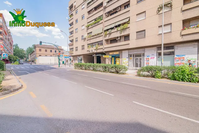 Piso de 2 dorm. junto a la Plaza de La Caleta y el Metro.