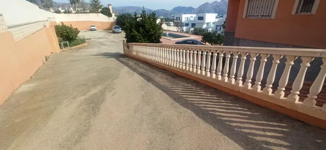 CHALET INDEPENDIENTE CON PARCELA URBANA. IDEAL INVERSORES. — 50