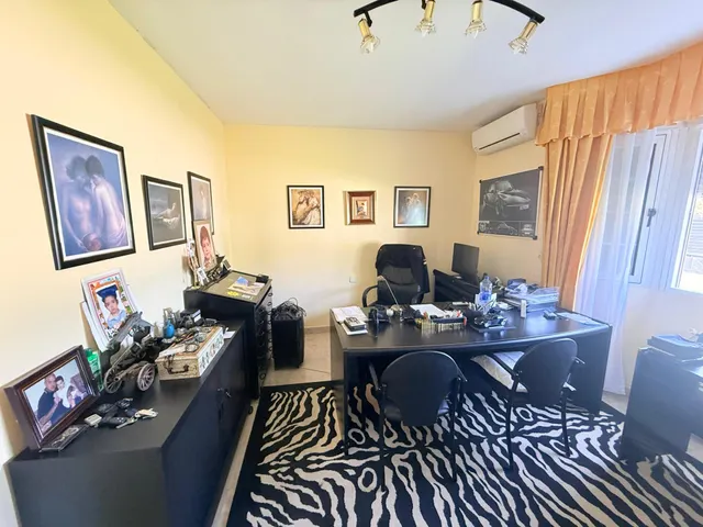 VENTA EN PLENO DOMINIO · Gran chalet de 545 m2 con placas solares y parcela privada de 3.000 m2 · Boadilla del Monte — 18