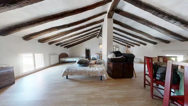CASA UNIFAMILIAR de 170m2 útiles sobre parcela de 265m2. Distribuido en sótano con bodega, salón, cocina, dos baños, cuatro habitaciones y buhardilla diáfana — 34