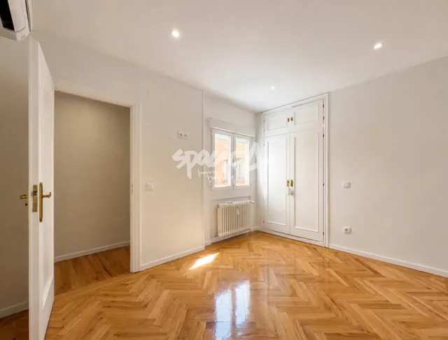 Piso amplio y luminoso en alquiler en Goya barrio Salamanca con piscina comunitaria — 7