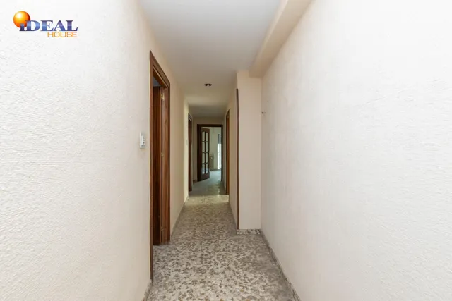 Piso en esquina con terraza y vistas a Plaza Mariana Pineda, Granada — 10