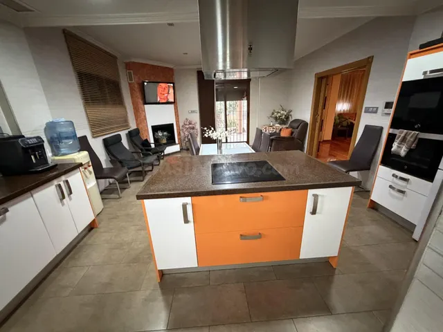 Chalet independiente con 400 m2 construidos, gran parcela y garaje — 5